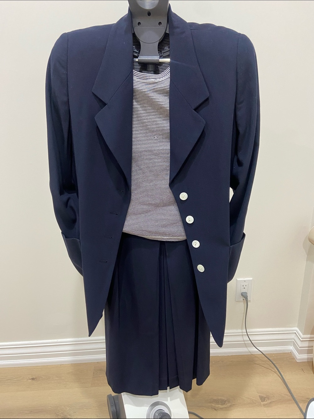 Mondi Made in Germany Vintage 2pc Classc
Blazer with Skirt
